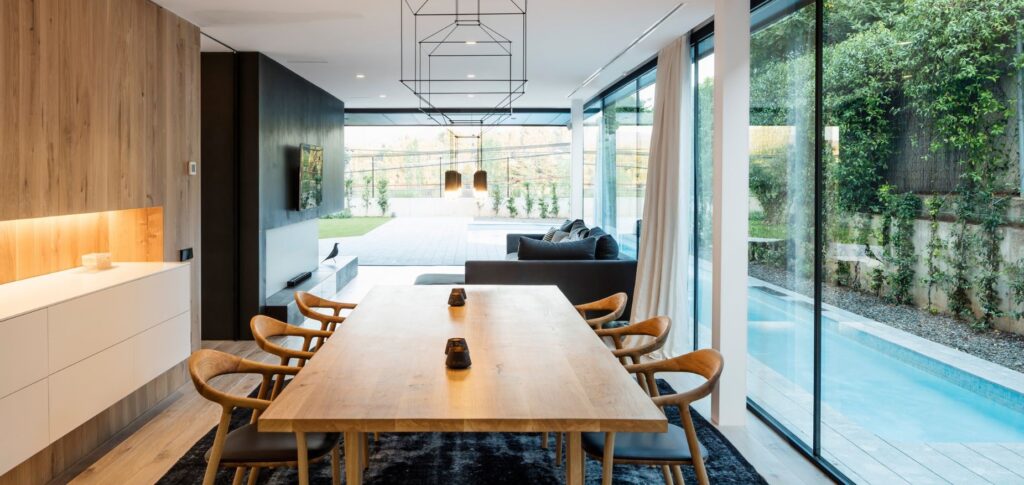 Casa prefabricada e industrializada moderna en Barcelona con diseño minimalista y piscina exterior