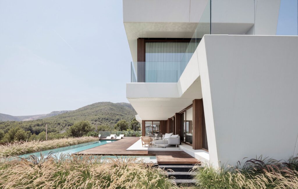 Exterior de vivienda unifamiliar de lujo en el Maresme con piscina y arquitectura contemporánea
