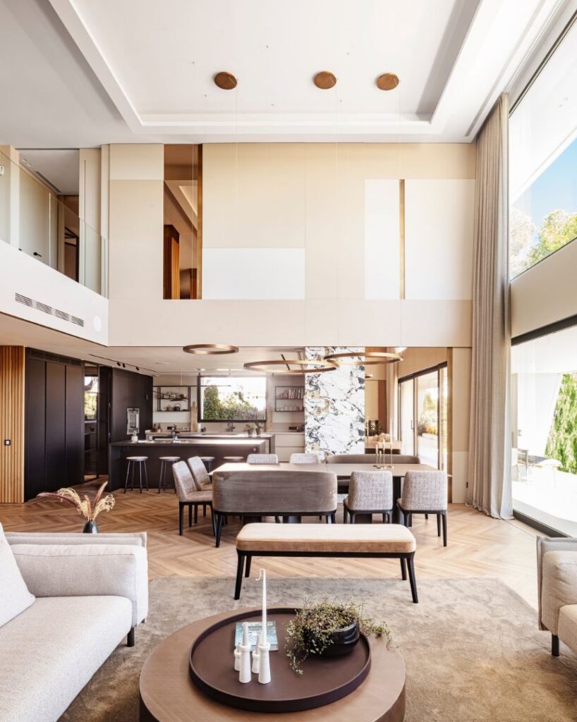 Salón de doble altura en casa moderna de lujo en Cabrils con grandes ventanales y luz natural