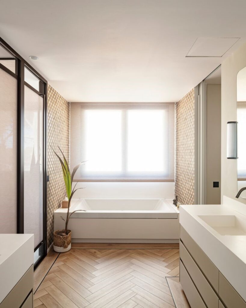 Baño moderno en casa de lujo en Barcelona con diseño bioclimático, luz natural y materiales premium