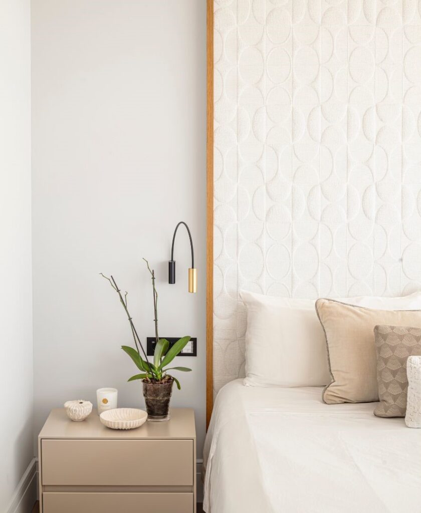 Dormitorio elegante en casa de lujo en Barcelona con diseño interior y construcción sostenible