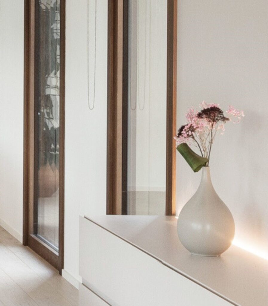 Recibidor minimalista en vivienda unifamiliar de lujo en Barcelona, diseño exclusivo y luz natural