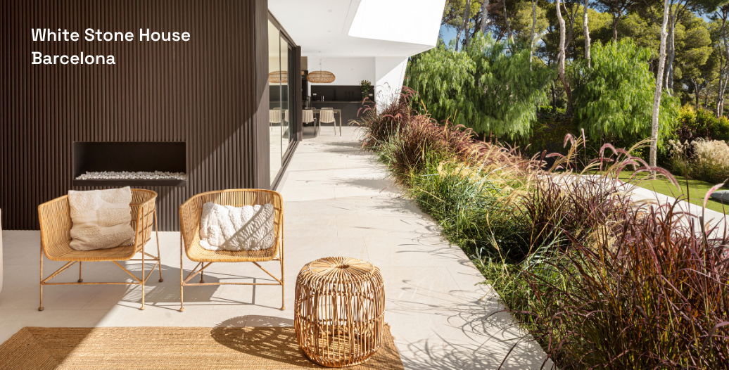 Terraza de casa moderna de lujo en el Maresme con jardín de diseño y arquitectura contemporánea