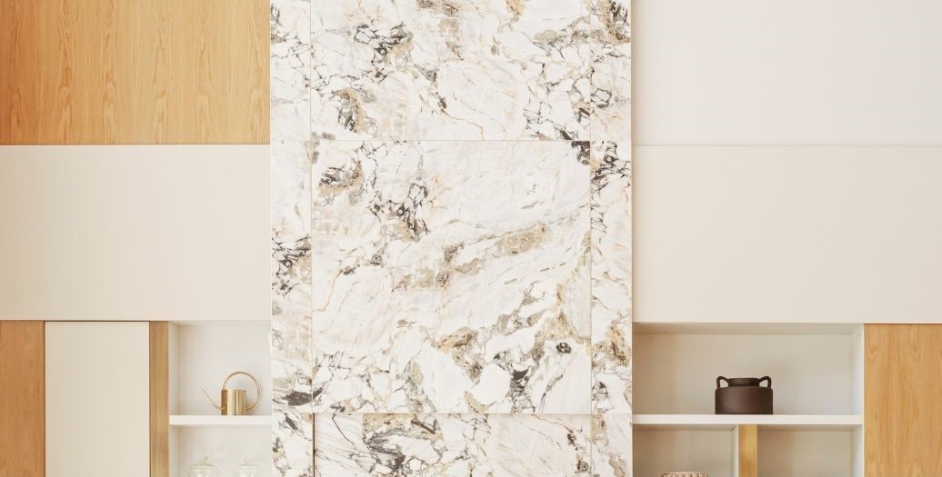 Detalle interior con mármol y madera en vivienda exclusivo de alto standing llave en mano en Alella