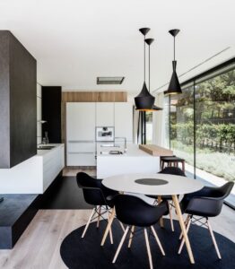 Comedor abierto en casa unifamiliar de lujo con ventanales y diseño arquitectónico en Barcelona