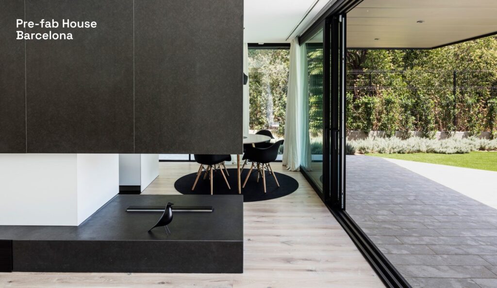 Salón y cocina conectados en vivienda de lujo en Barcelona construida con criterios sostenibles